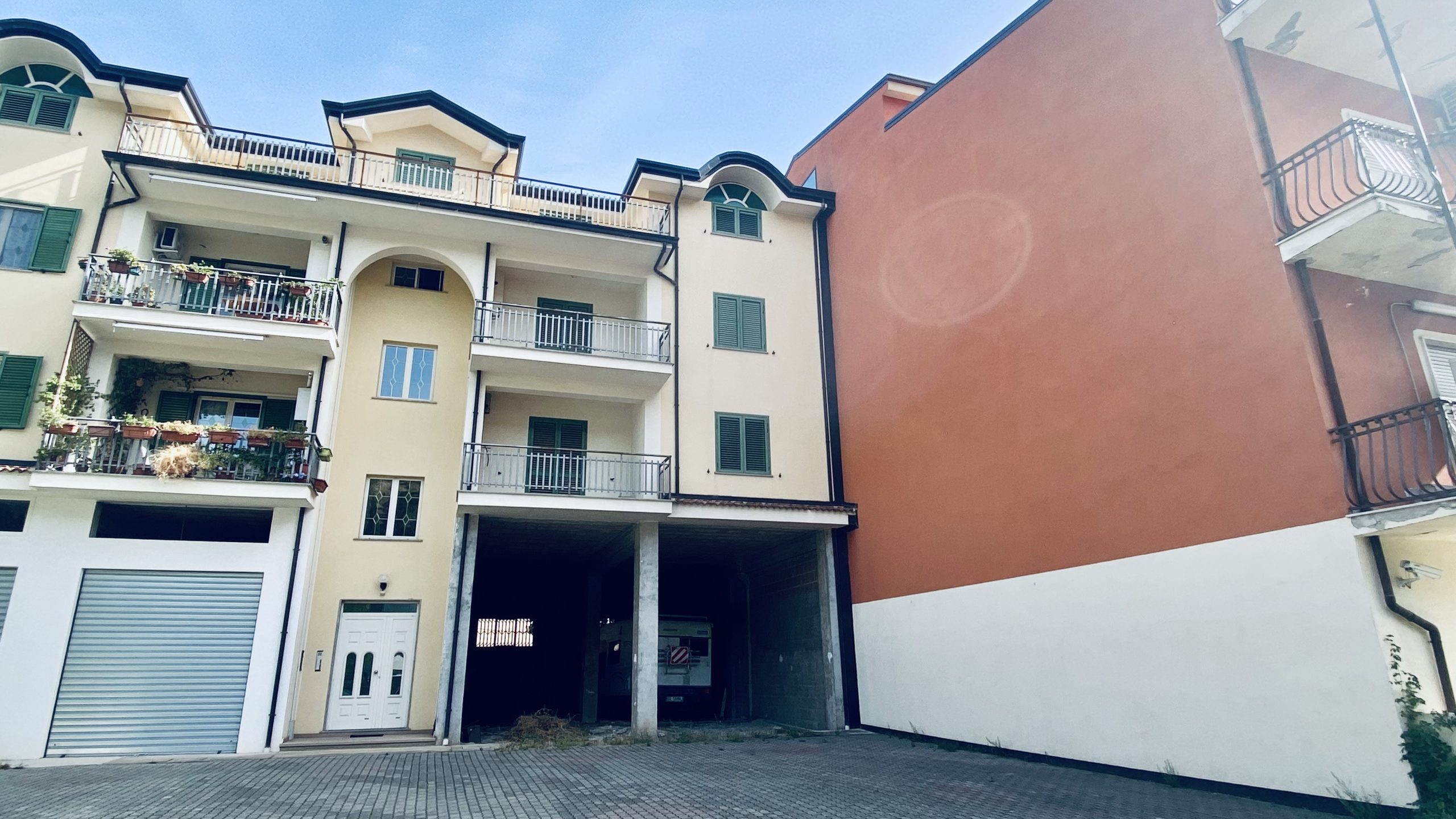 due Appartamenti e locale (anche singoli) – rustici da rifinire – Corso Calabria – Castrovillari