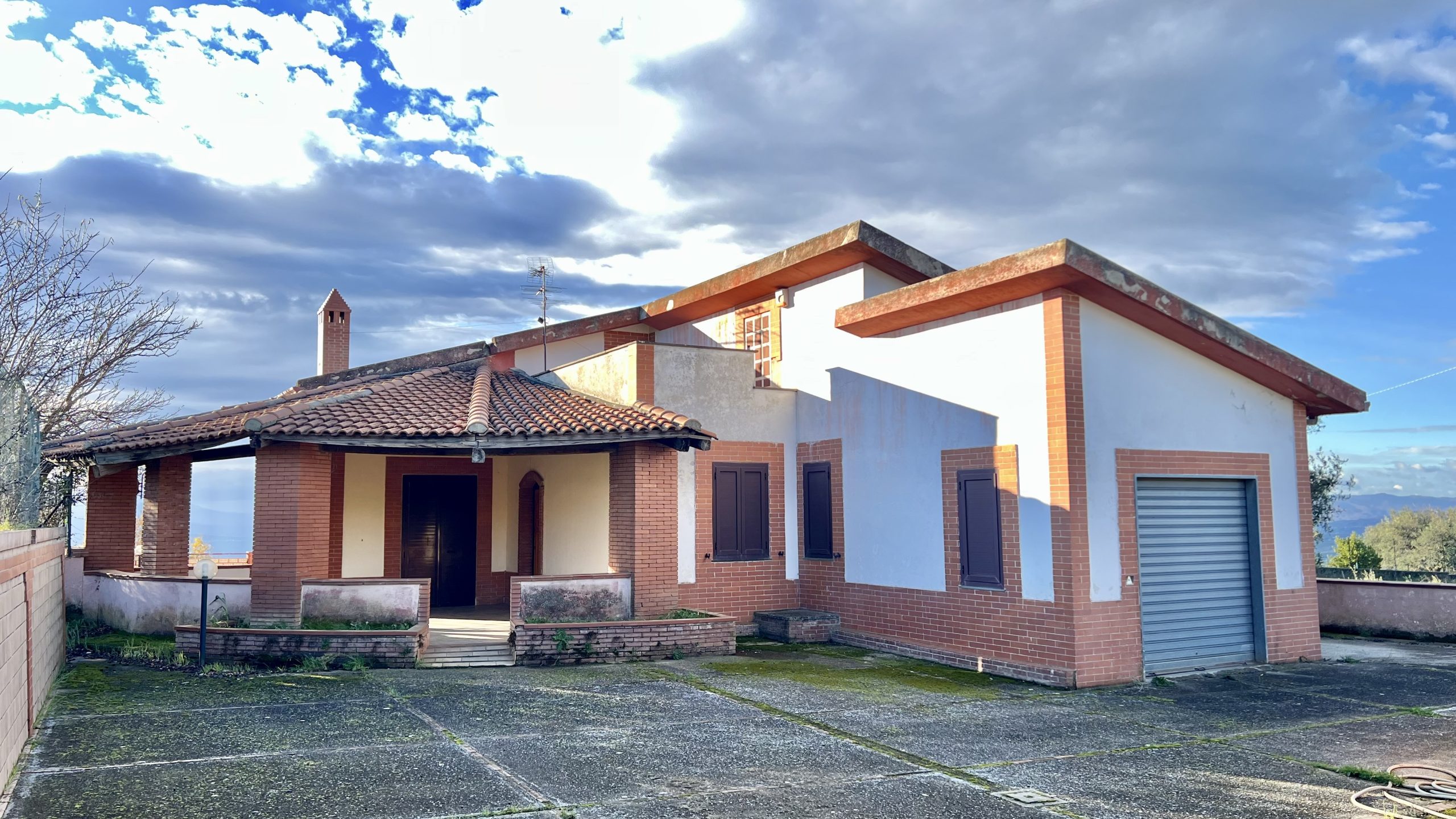 Villa Panoramica Immersa nel Verde – Castrovillari, C.da Salituri –  Il privilegio della quiete con una vista senza confini.