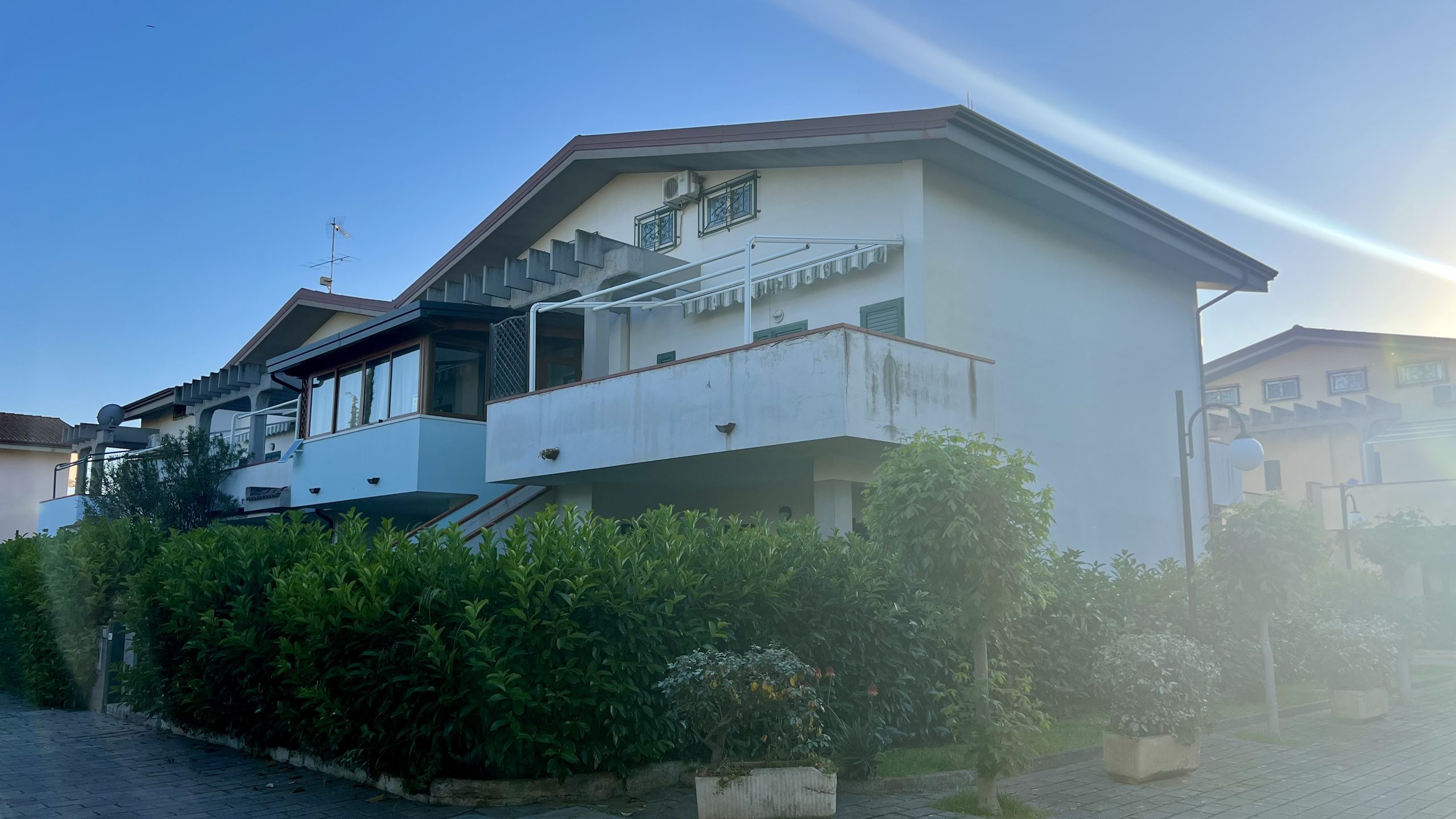 Splendida Villetta a Schiera su Due Livelli con Giardino Privato e Veranda – Residence Dedalo, Villapiana Scalo