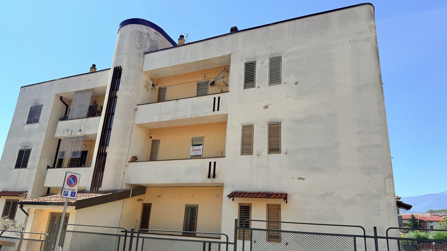 Luminoso Quadrilocale di 130 mq con Balconi, Cantina e Posto Auto – Via Bouganville, Castrovillari