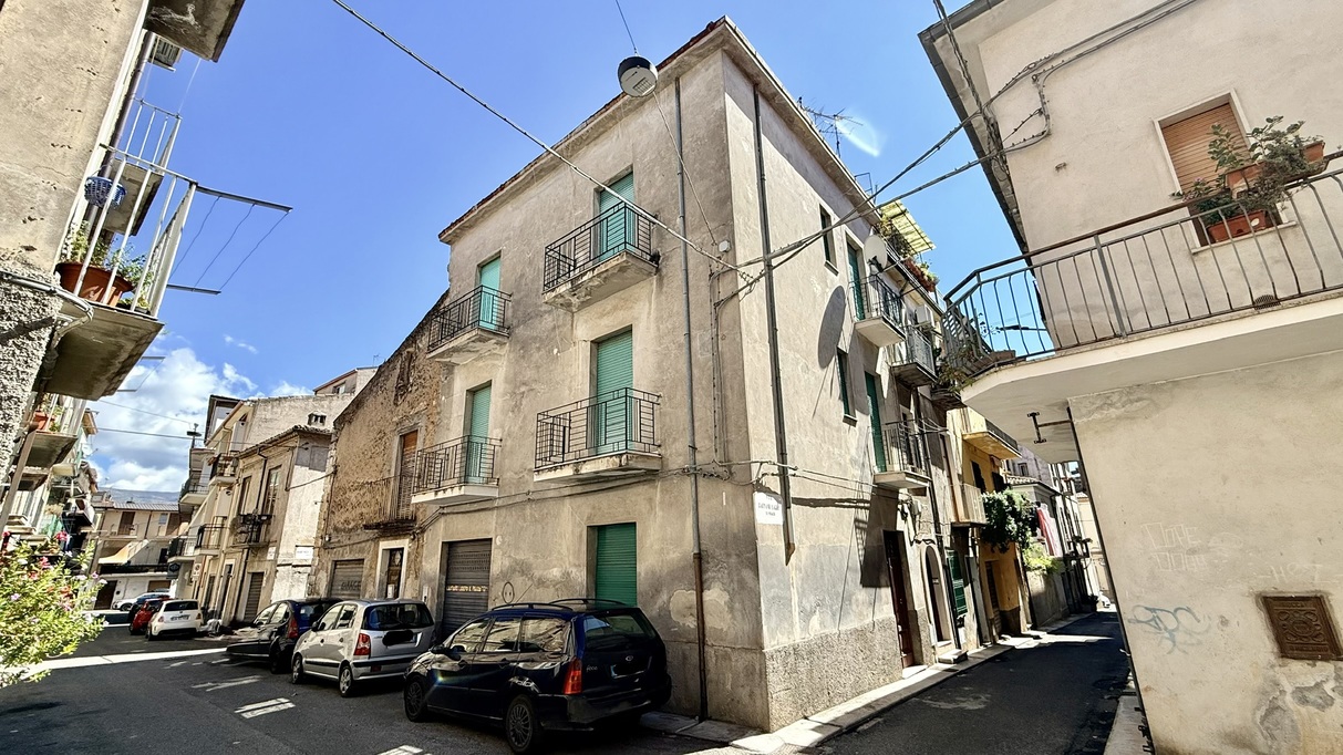 Castrovillari – Indipendente su Più Livelli con Garage e Soffitta | Angolo Via G. Laghi / Via Cairoli