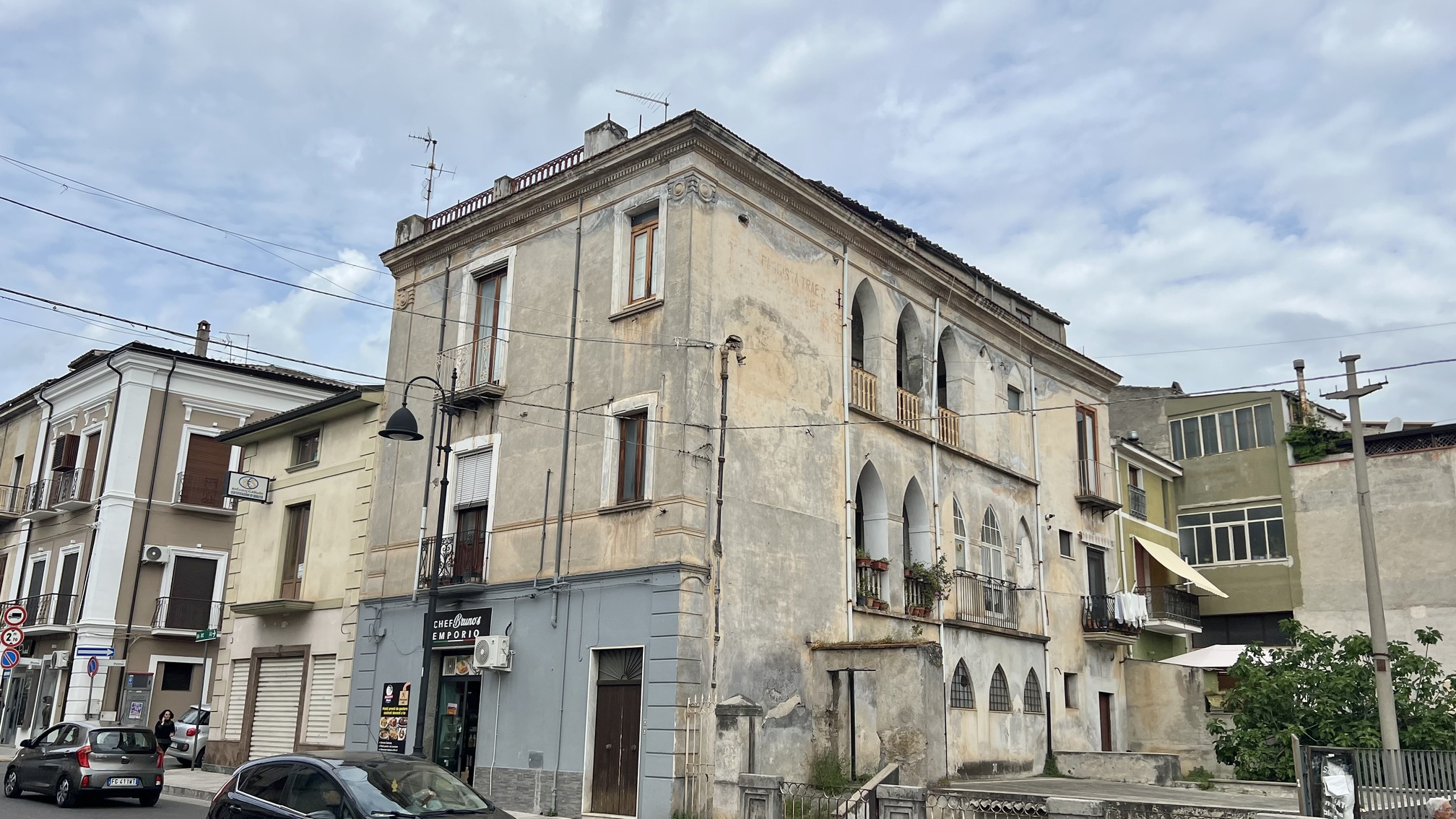 Castrovillari (CS) – Prestigiosa Proprietà d’Epoca in Via Roma con Terrazza Panoramica, Soffitta e Antica Cantina