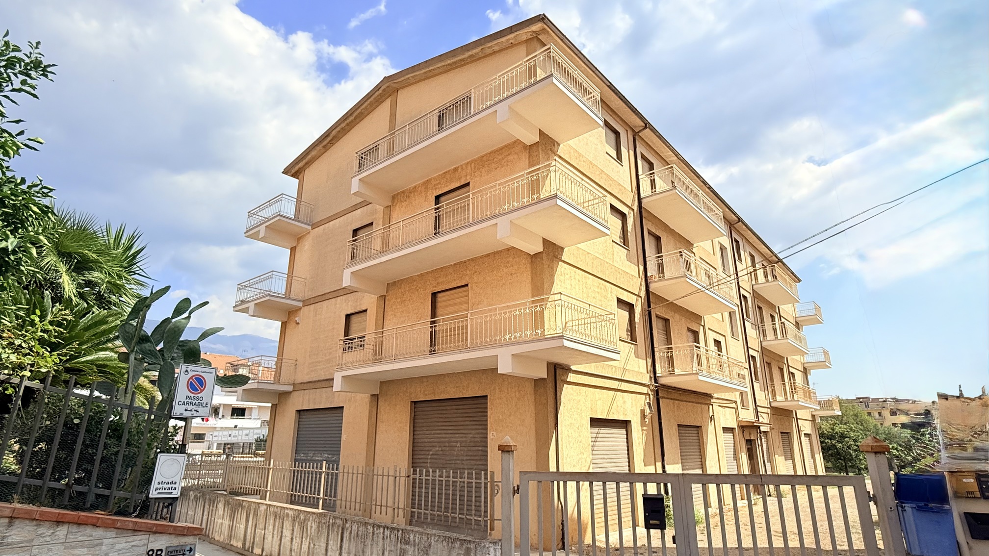 Luminoso e Spazioso Appartamento di 200 mq con Salone Doppio, 3 Camere e Doppi Servizi – Castrovillari (CS)