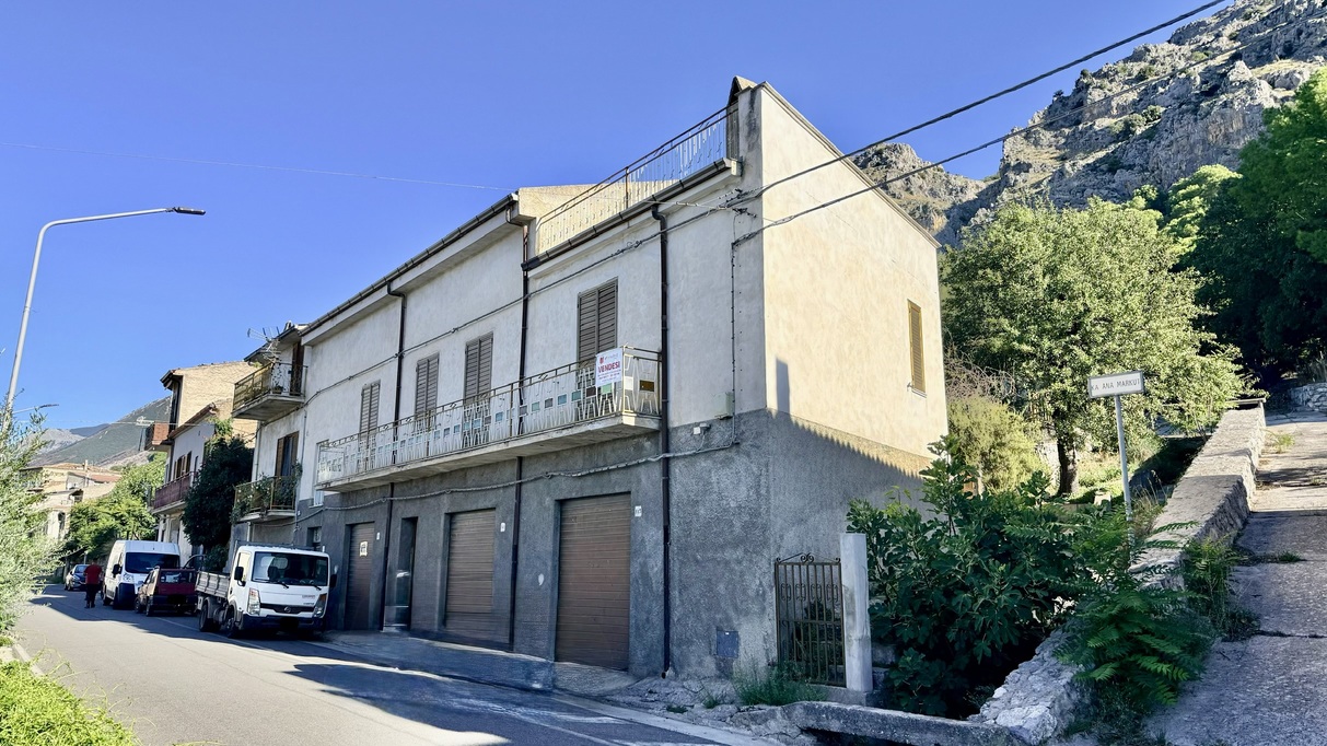 Casa Indipendente Terra-Tetto con Terrazzo, Giardino e Garage a Frascineto (CS)
